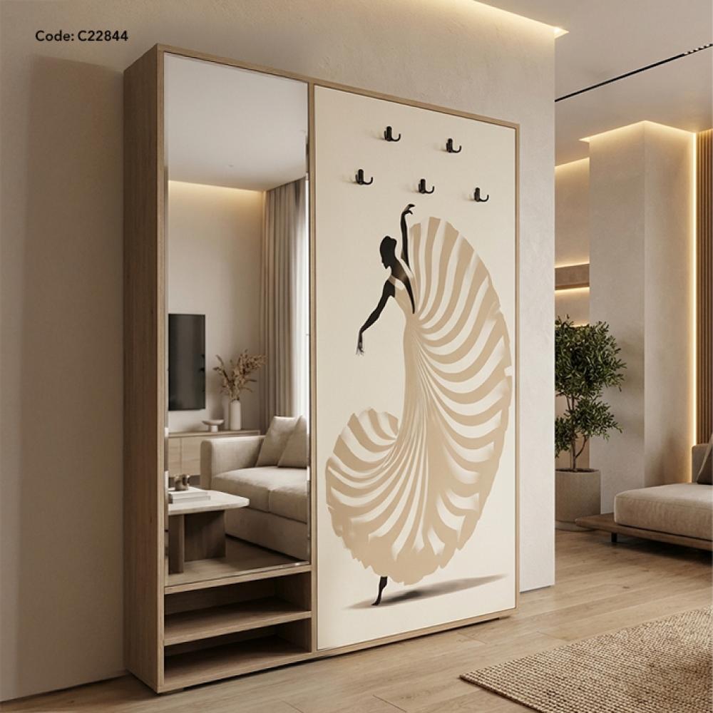 لوحة جدارية كانفس بتصميم لسيدة مزودة بعلاقات معدنية  ومرآة جانبية