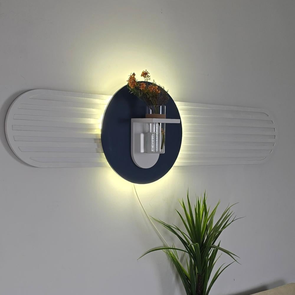 لوحة جدارية خشبية بتصميم انيق مزودة بإضاءة LED ومزهرية