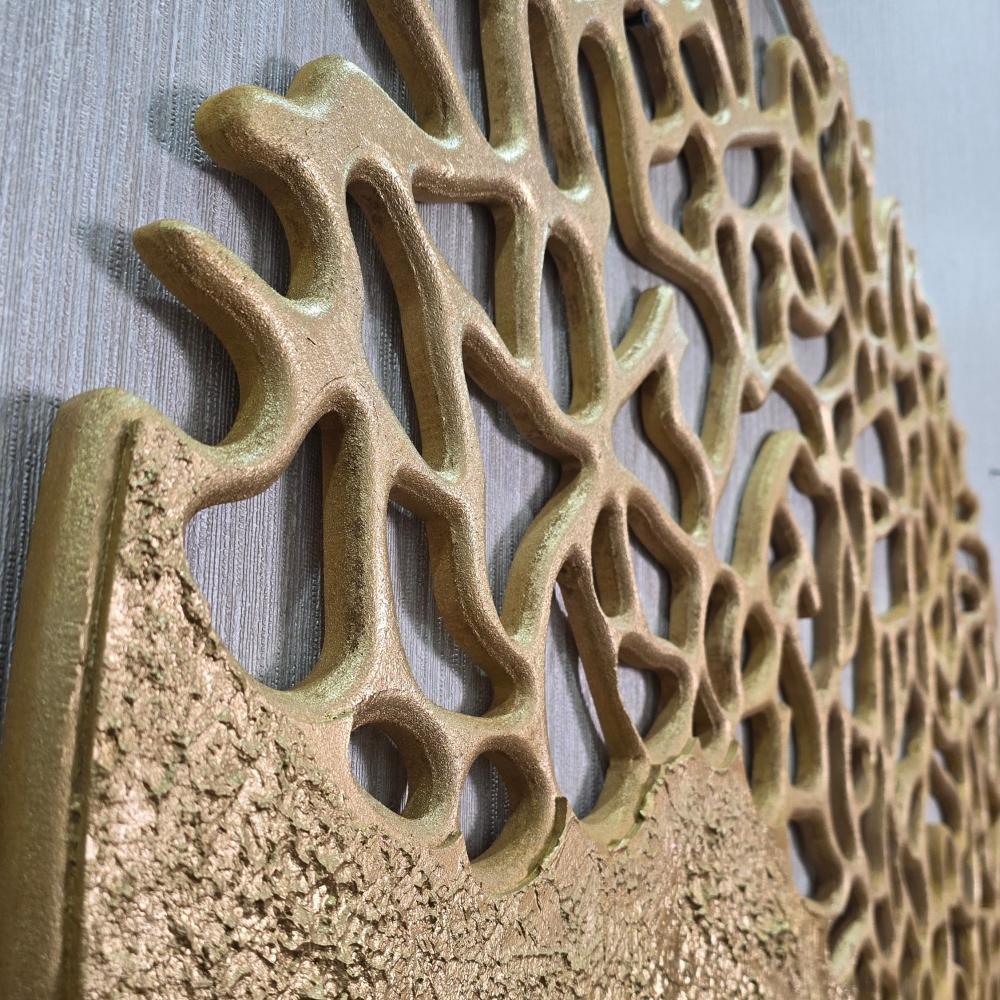 لوحة جدارية ذهبية محفورة CNC – تصميم فاخر يمنح جدارك حضور مميز