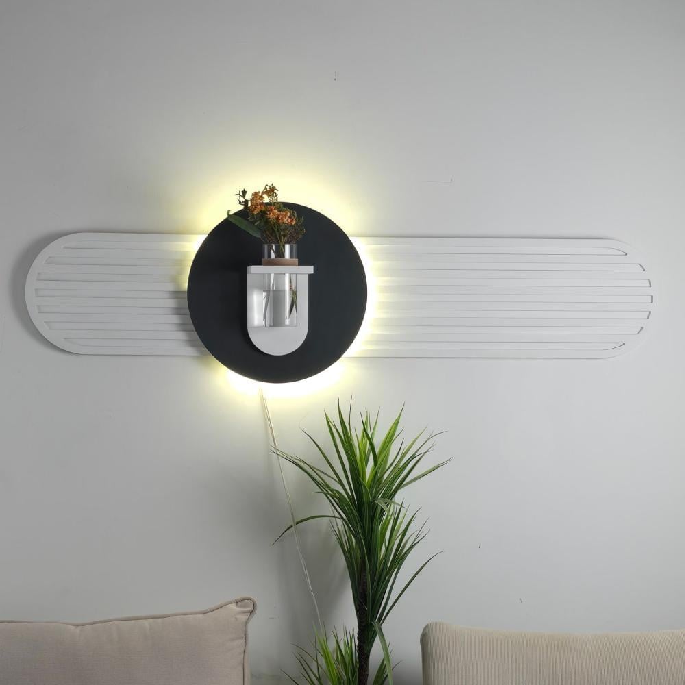 لوحة جدارية خشبية بتصميم انيق مزودة بإضاءة LED ومزهرية