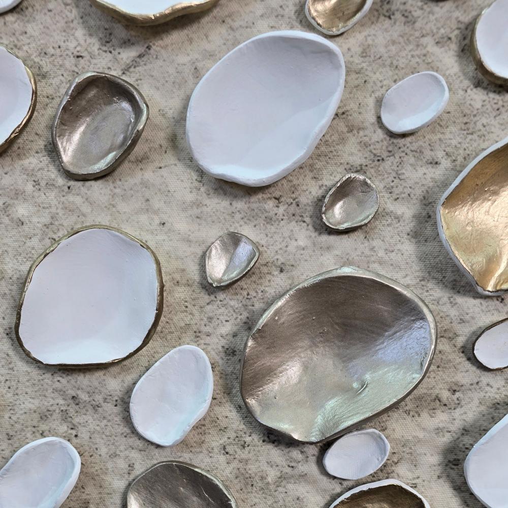 لوحة جدارية جبسية بخلفية محايدة واشكال الاصداف