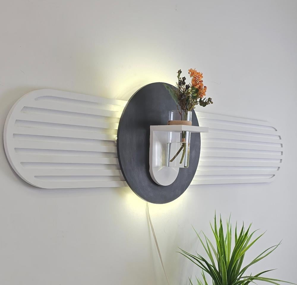 لوحة جدارية خشبية بتصميم انيق مزودة بإضاءة LED ومزهرية
