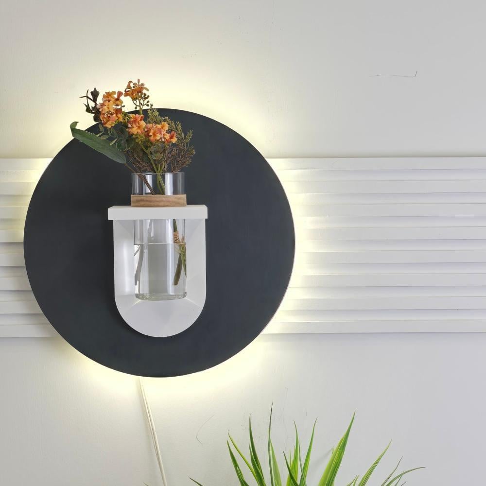 لوحة جدارية خشبية بتصميم انيق مزودة بإضاءة LED ومزهرية