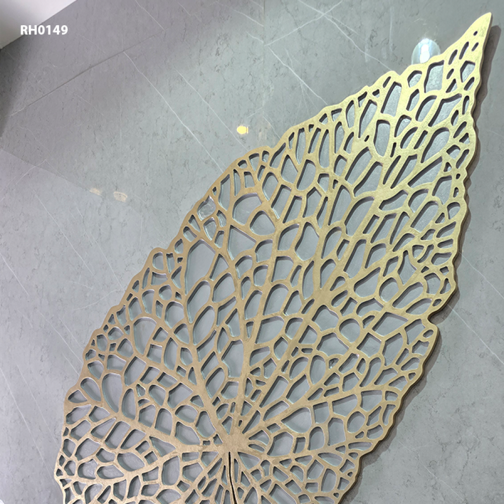 ديكور جداري خشبي بتصميم يجسد شكل ورقة شجر كبيرة بتفاصيل دقيقة.