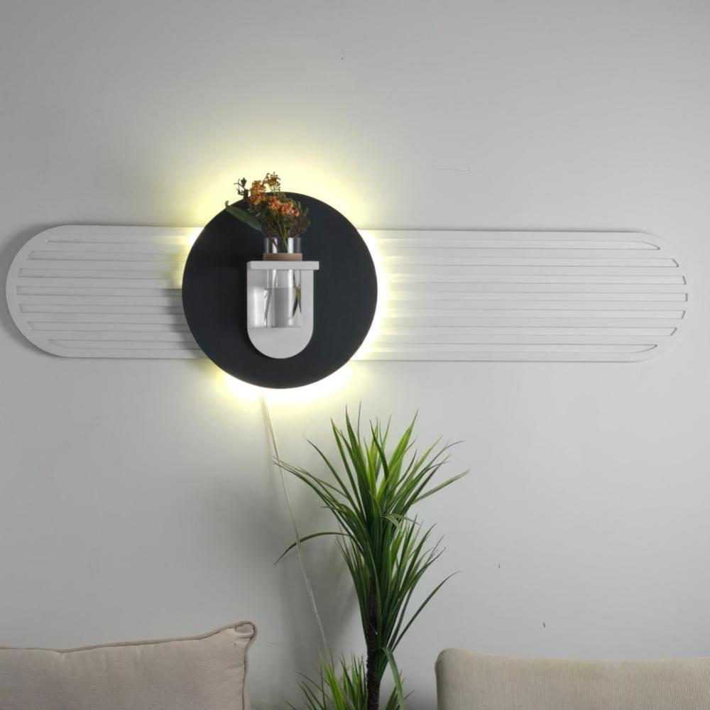 لوحة جدارية خشبية بتصميم انيق مزودة بإضاءة LED ومزهرية
