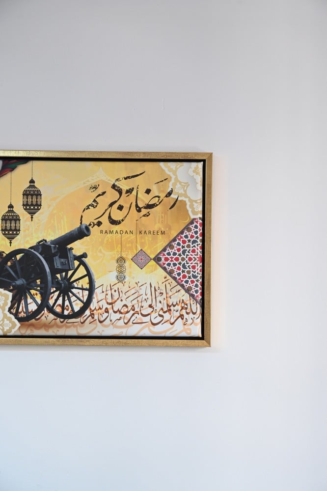 لوحة فنية جدارية كانفس " رمضان كريم  " مدفع رمضان و نقوش - خط عربي